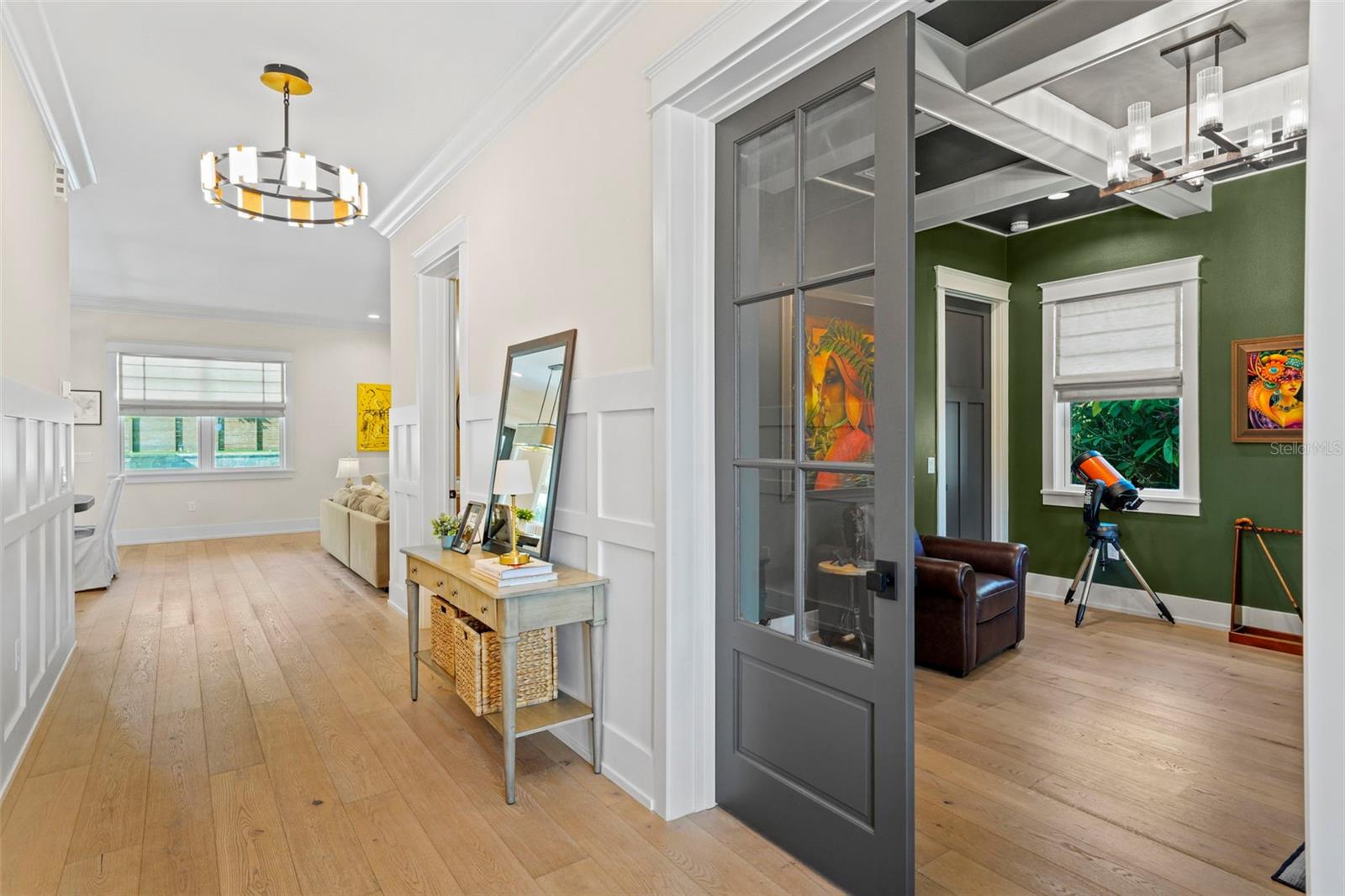 Listing photo 3 for 2403 Cambridge Ave