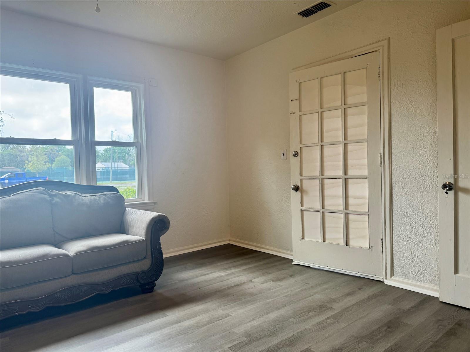 Listing photo 3 for 425 E Sessoms Ave