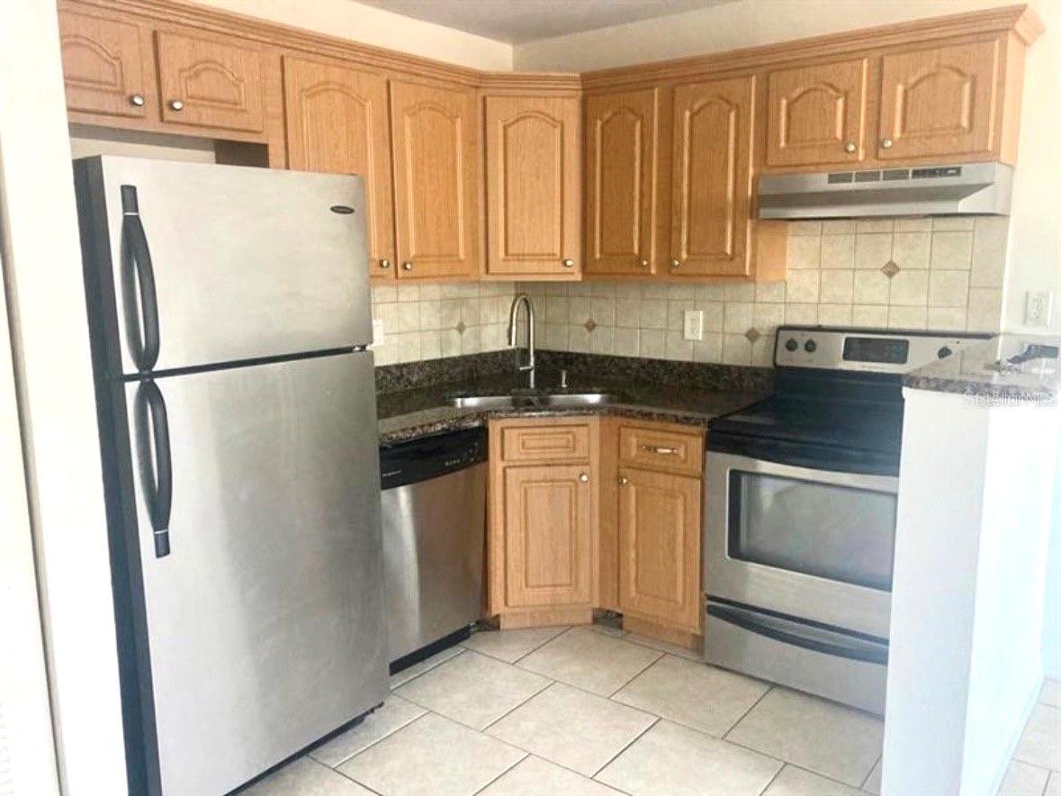 Listing photo 3 for 4772 Walden Cir #11