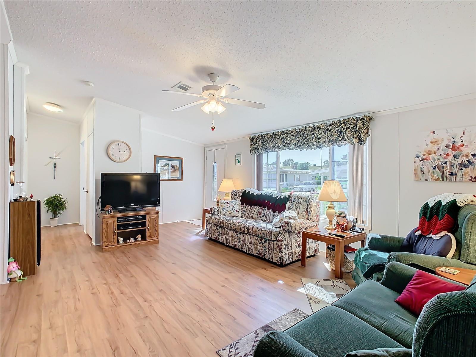 Listing photo 3 for 157 Orangewood Dr