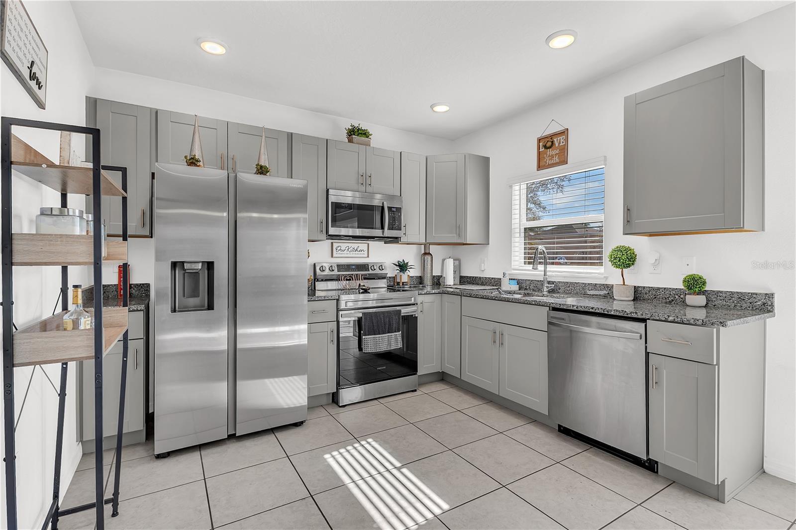 Listing photo 3 for 1626 Redfin Dr