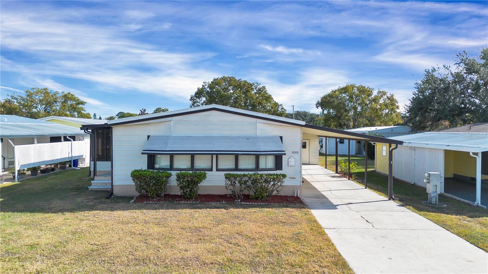 Listing photo 1 for 4969 Foxwood Lake Dr