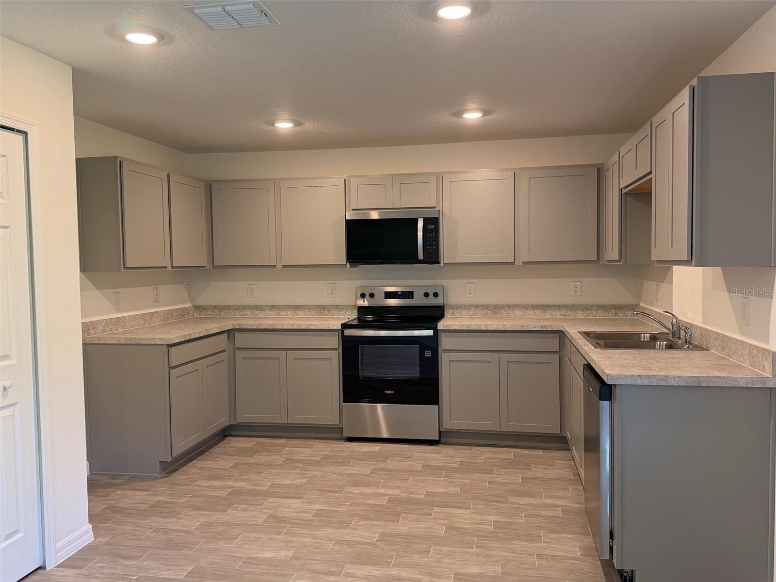 Listing photo 2 for 904 Hudson Valley Dr