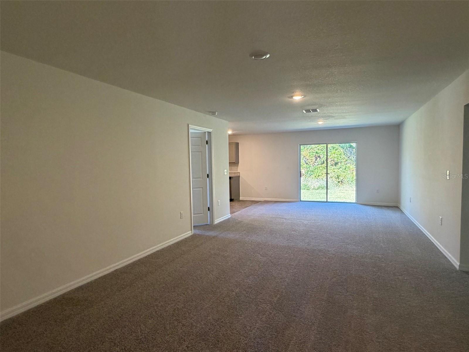 Listing photo 3 for 904 Hudson Valley Dr