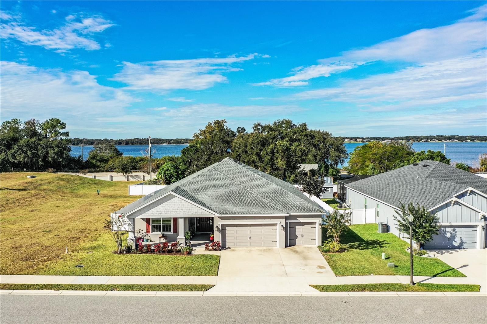 Listing photo 2 for 261 Walkers Point Dr