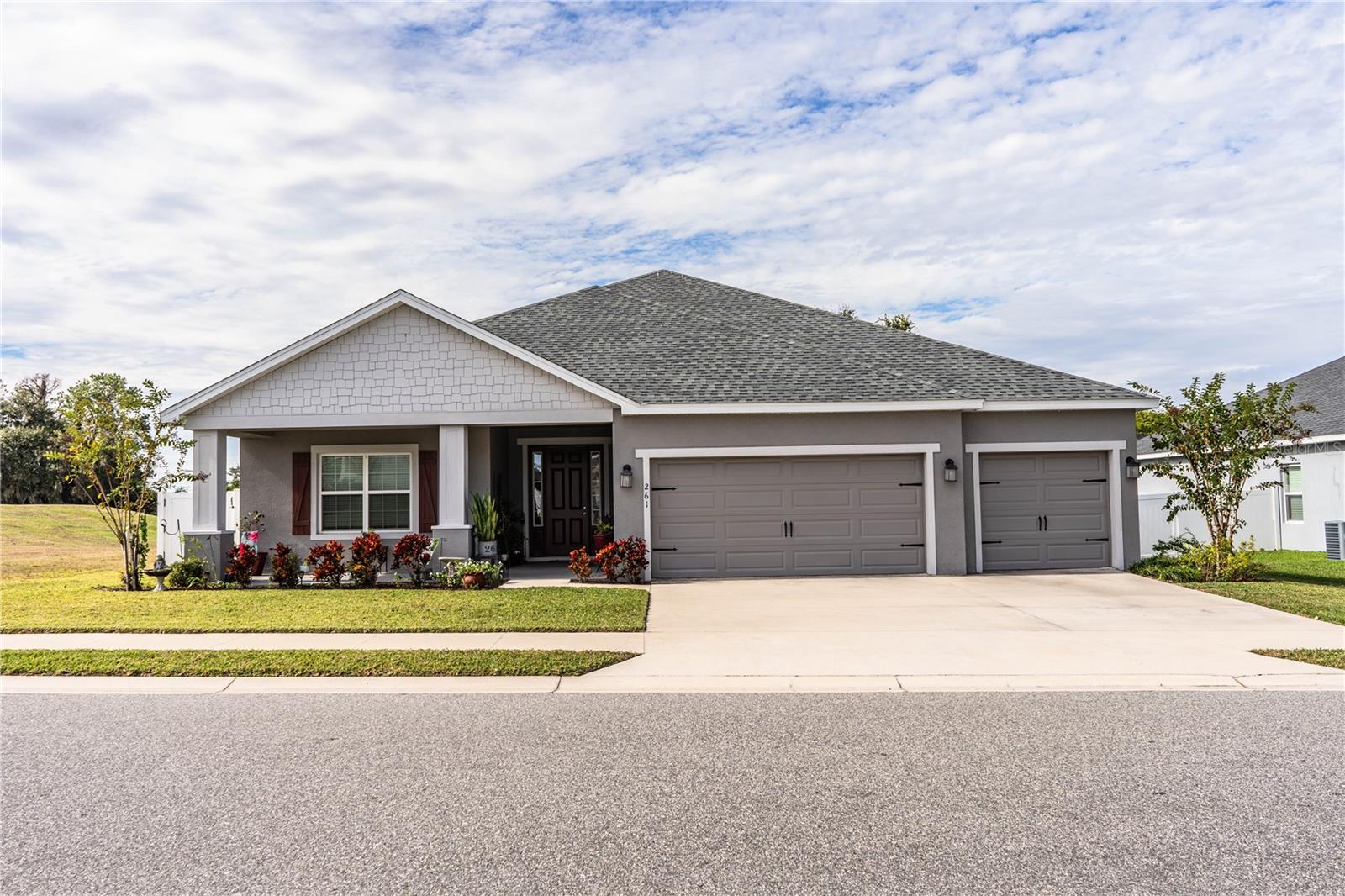 Listing photo 3 for 261 Walkers Point Dr