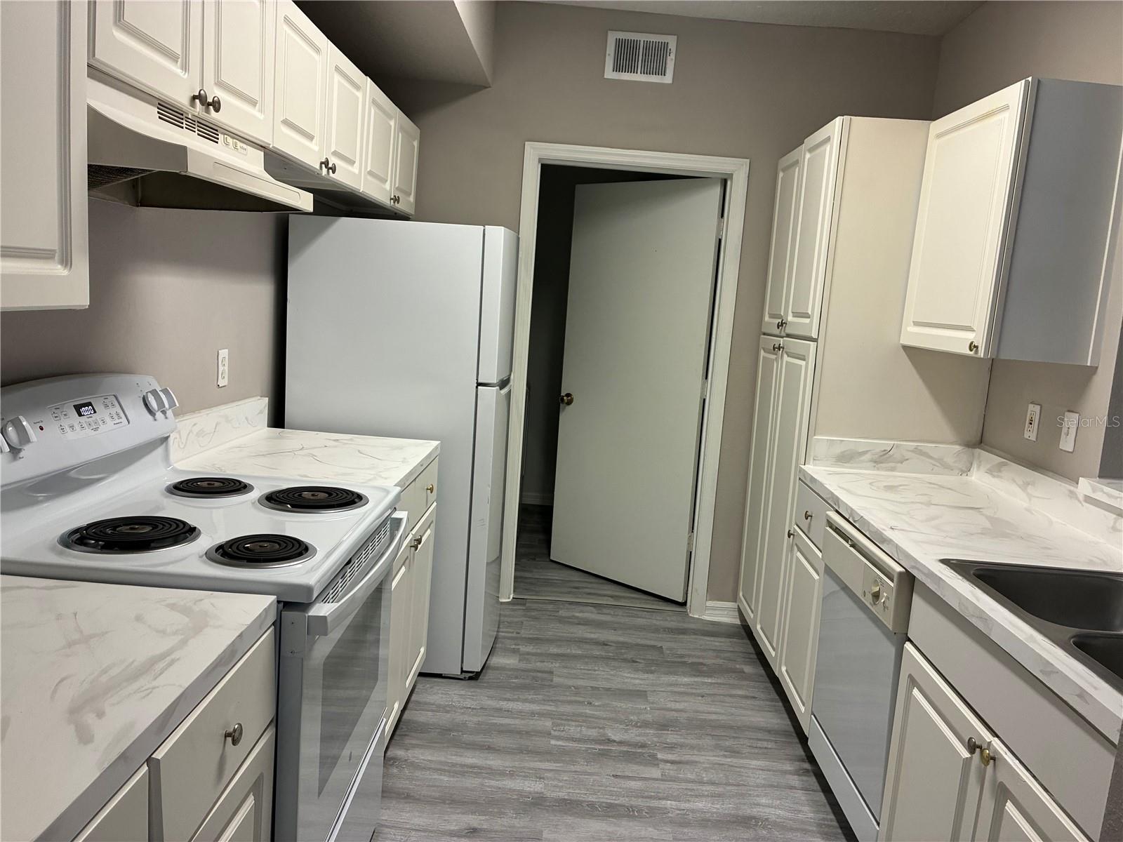 Listing photo 3 for 5572 Metrowest Blvd #209