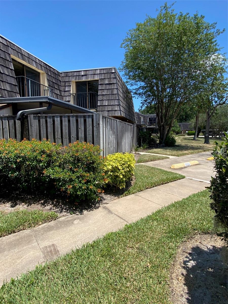 Listing photo 1 for 1004 Royal Oak Blvd