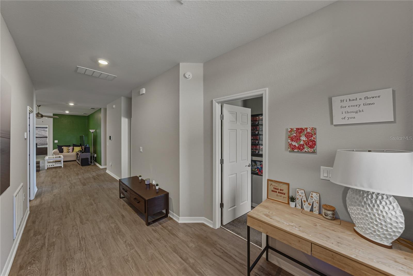 Listing photo 3 for 929 Montgomery Ln