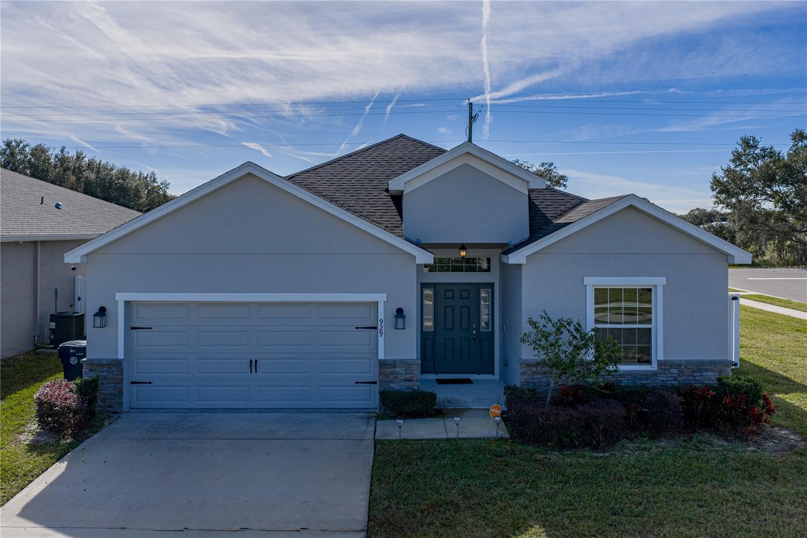 Listing photo 1 for 929 Montgomery Ln