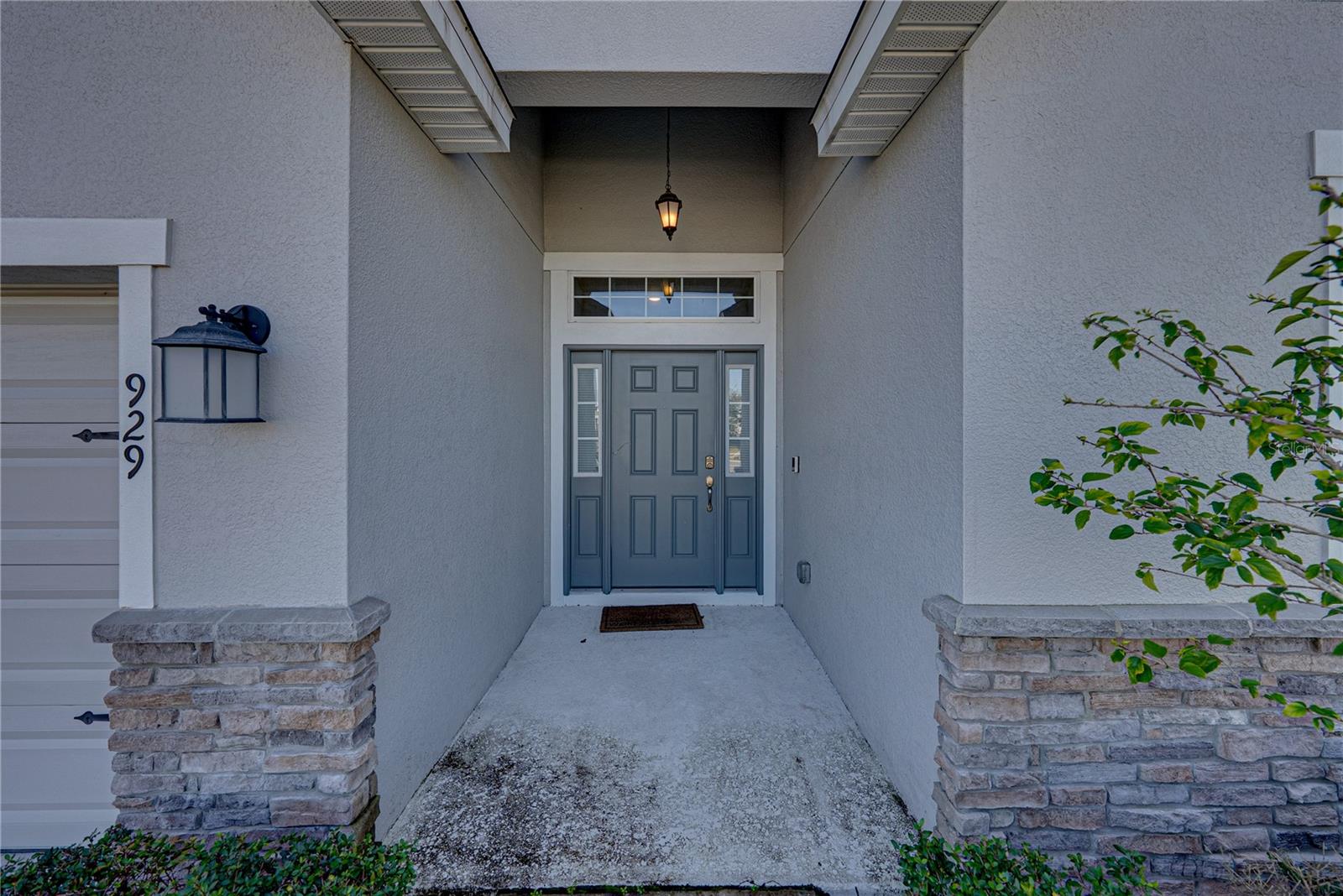 Listing photo 2 for 929 Montgomery Ln