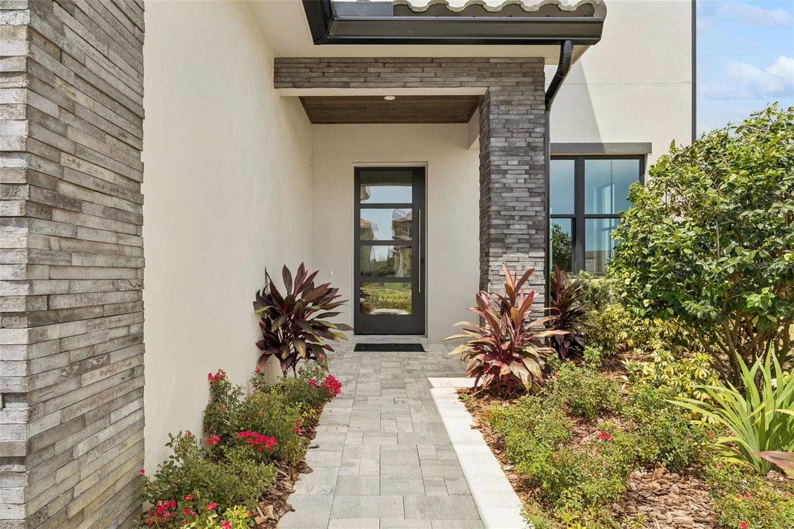 Listing photo 3 for 15825 Vetta Dr