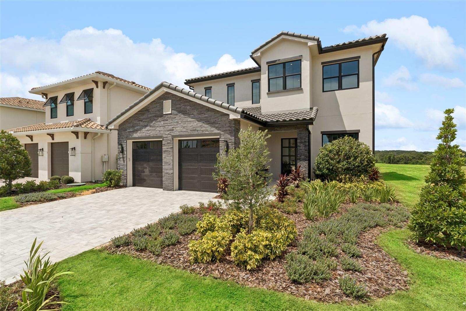 Listing photo 2 for 15825 Vetta Dr