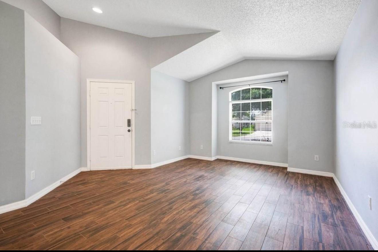 Listing photo 2 for 14795 Yorkshire Run Dr