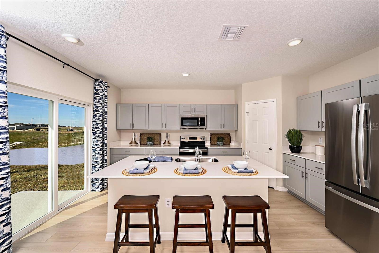 Listing photo 2 for 5019 Oaks River St