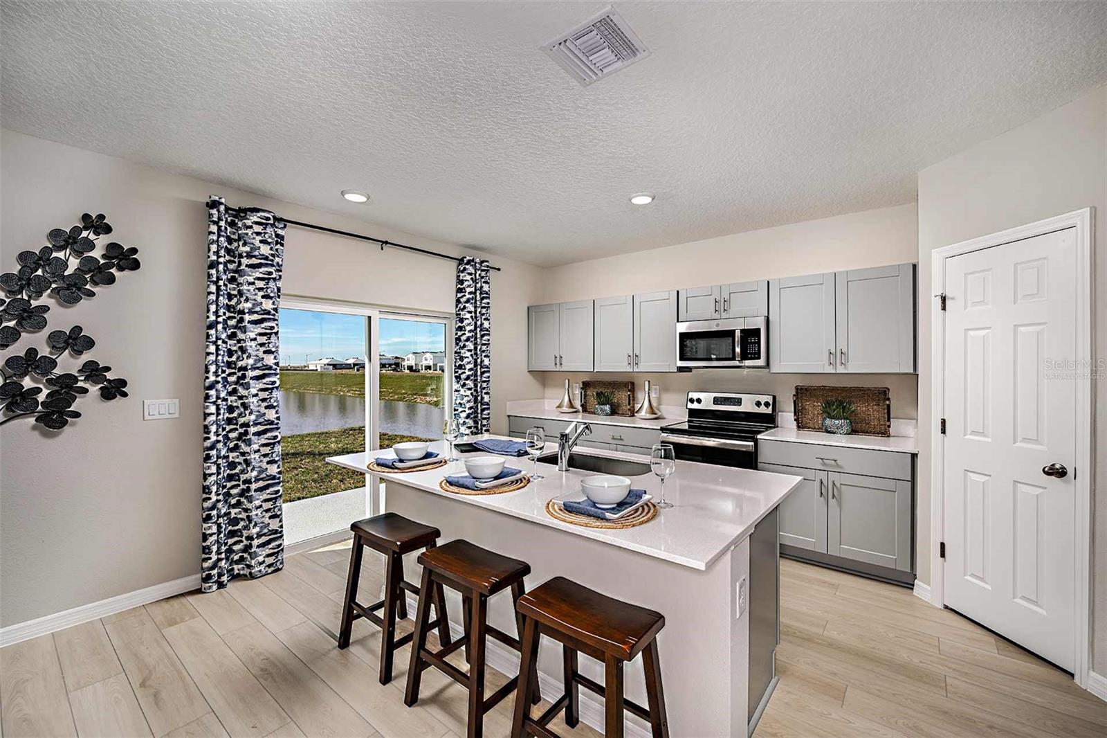 Listing photo 3 for 5019 Oaks River St