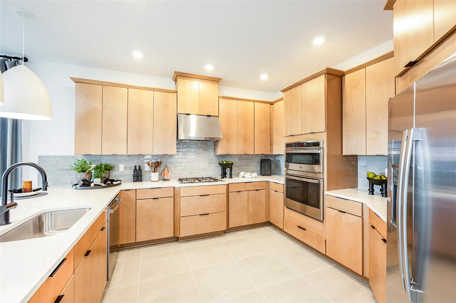 Listing photo 2 for 19337 Lochside Ln