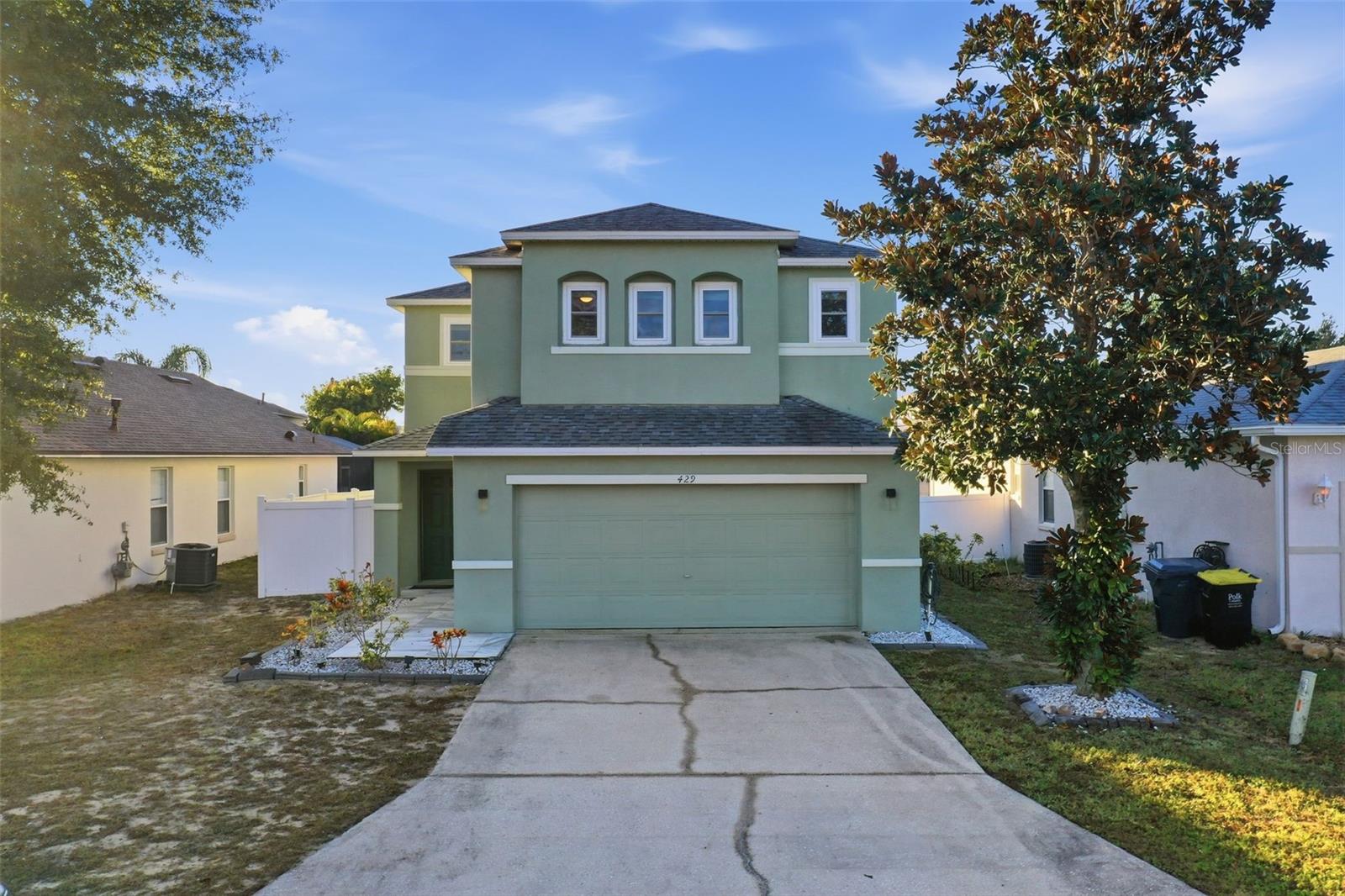 Listing photo 2 for 429 Rona Ln