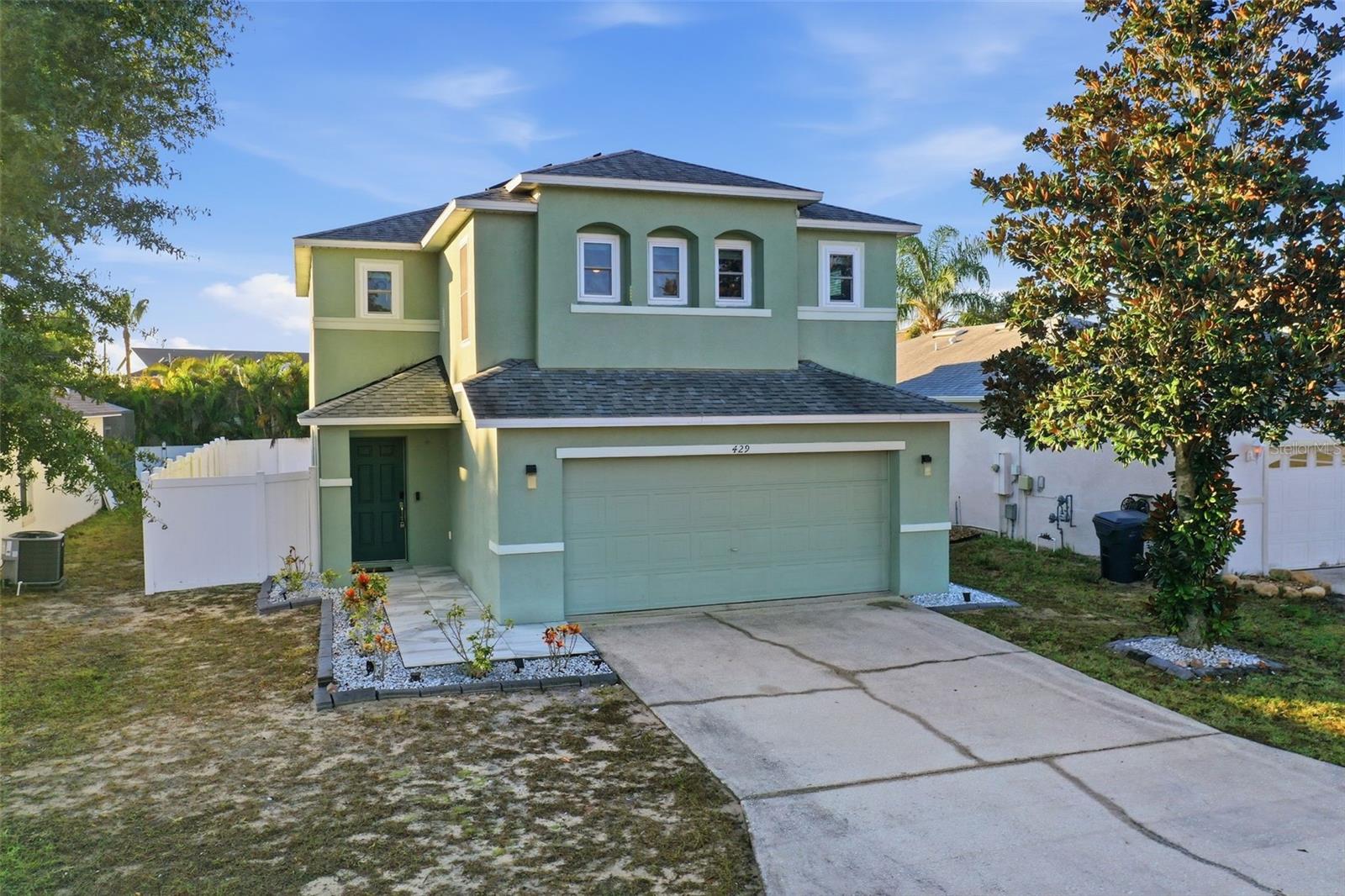 Listing photo 3 for 429 Rona Ln