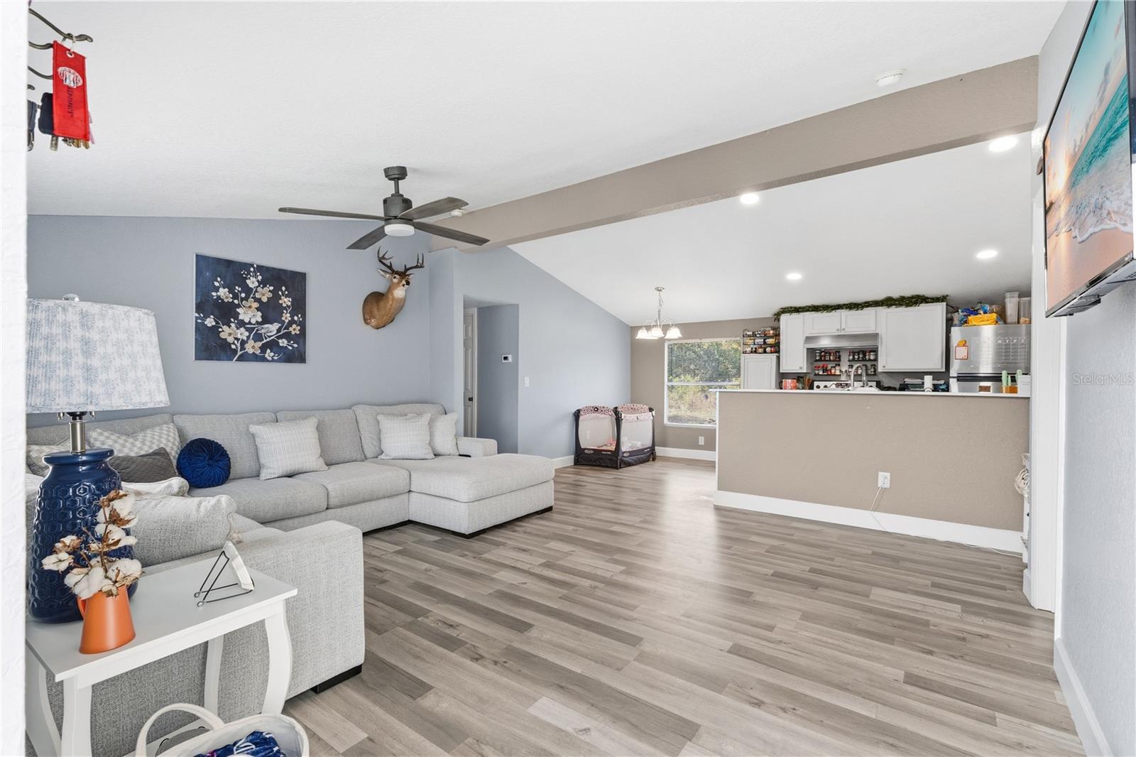 Listing photo 3 for 10810 Sportsman Trl