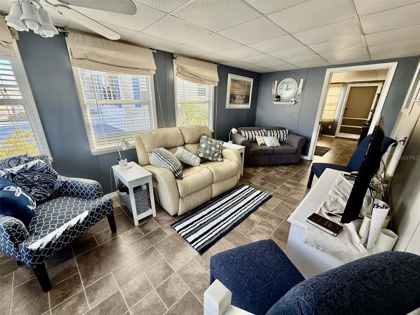 Listing photo 2 for 7041 Fairview Village Cir