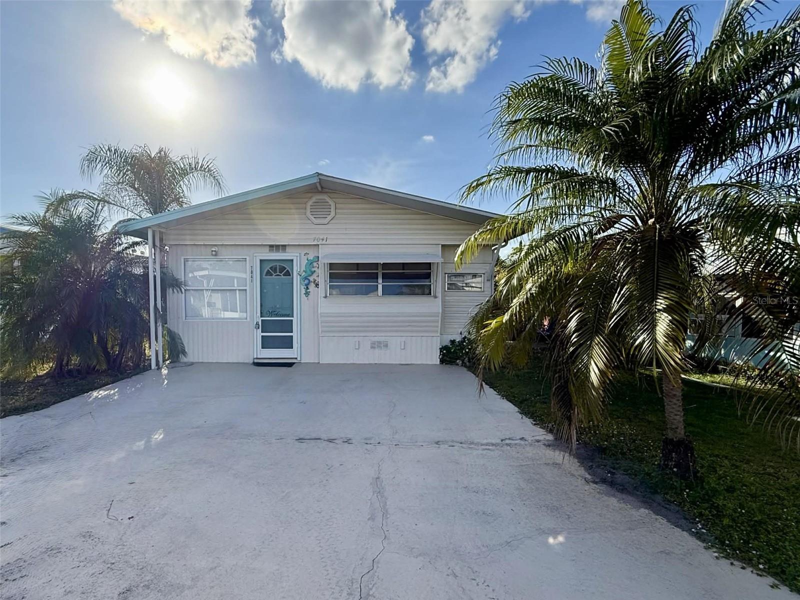 Listing photo 1 for 7041 Fairview Village Cir