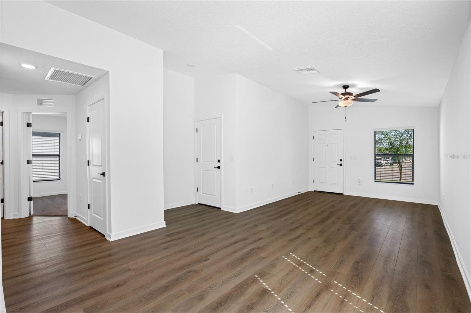 Listing photo 2 for 537 Blackthorn Dr