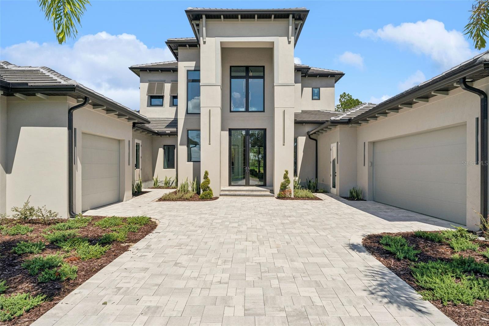 Listing photo 2 for 16118 Pendio Dr