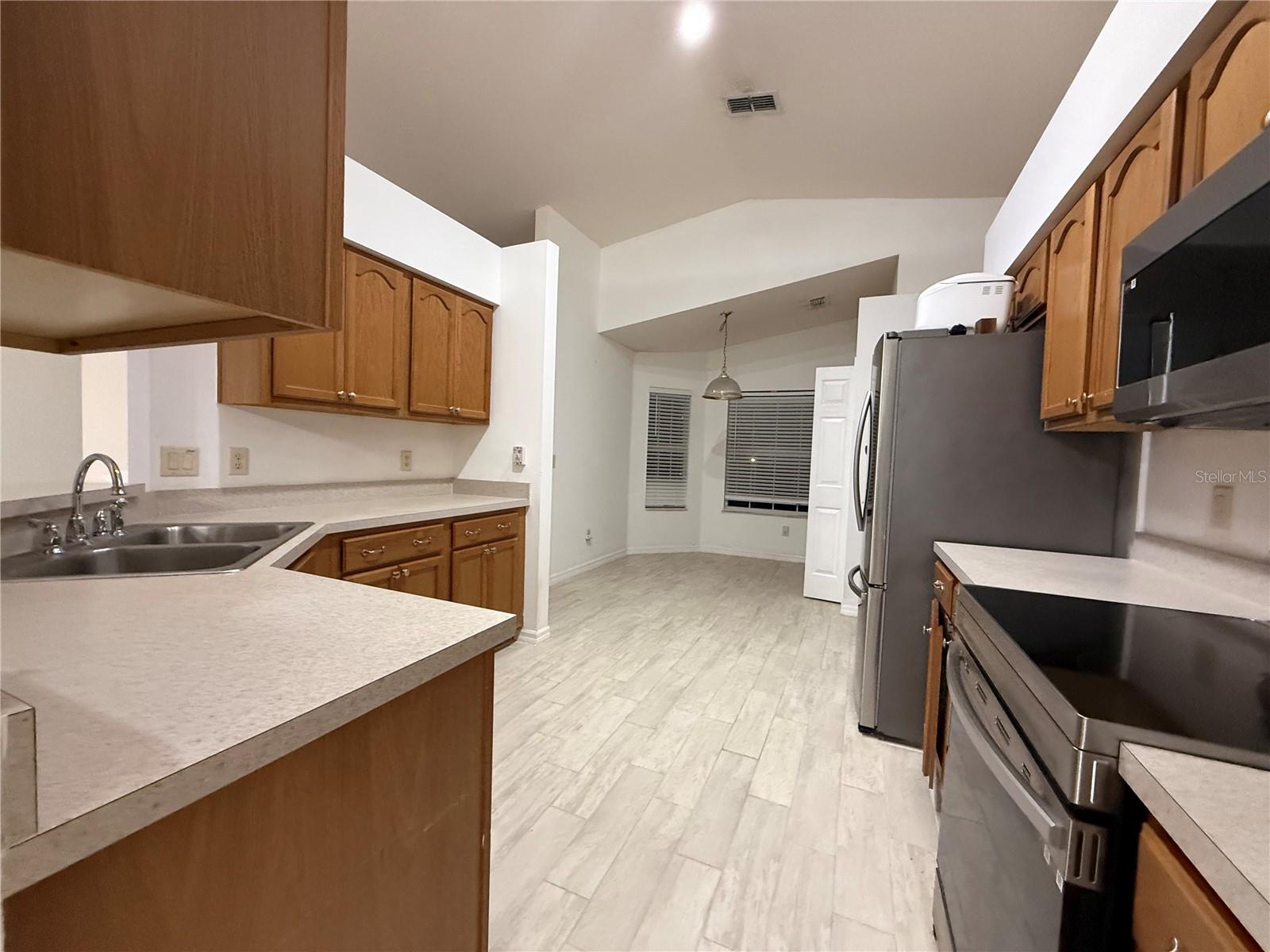 Listing photo 3 for 25607 Belle Helene