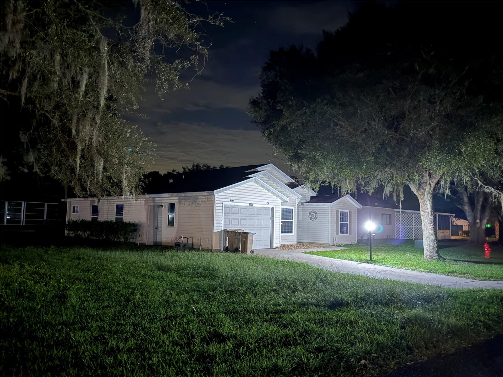 Listing photo 2 for 25607 Belle Helene