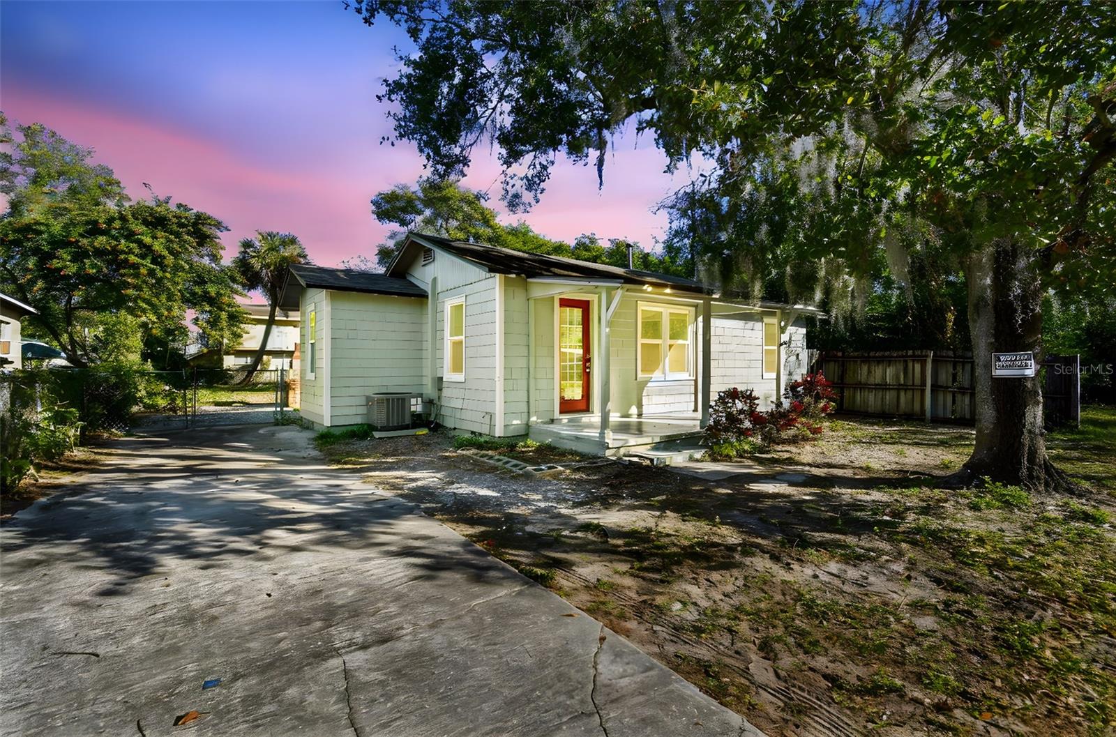 Listing photo 1 for 2308 Everett St