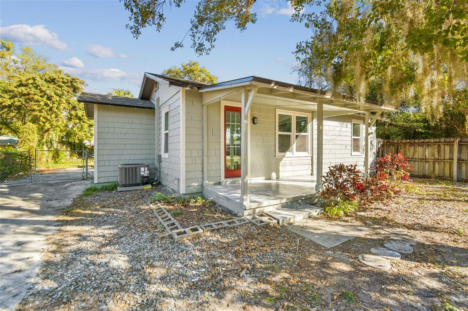 Listing photo 3 for 2308 Everett St