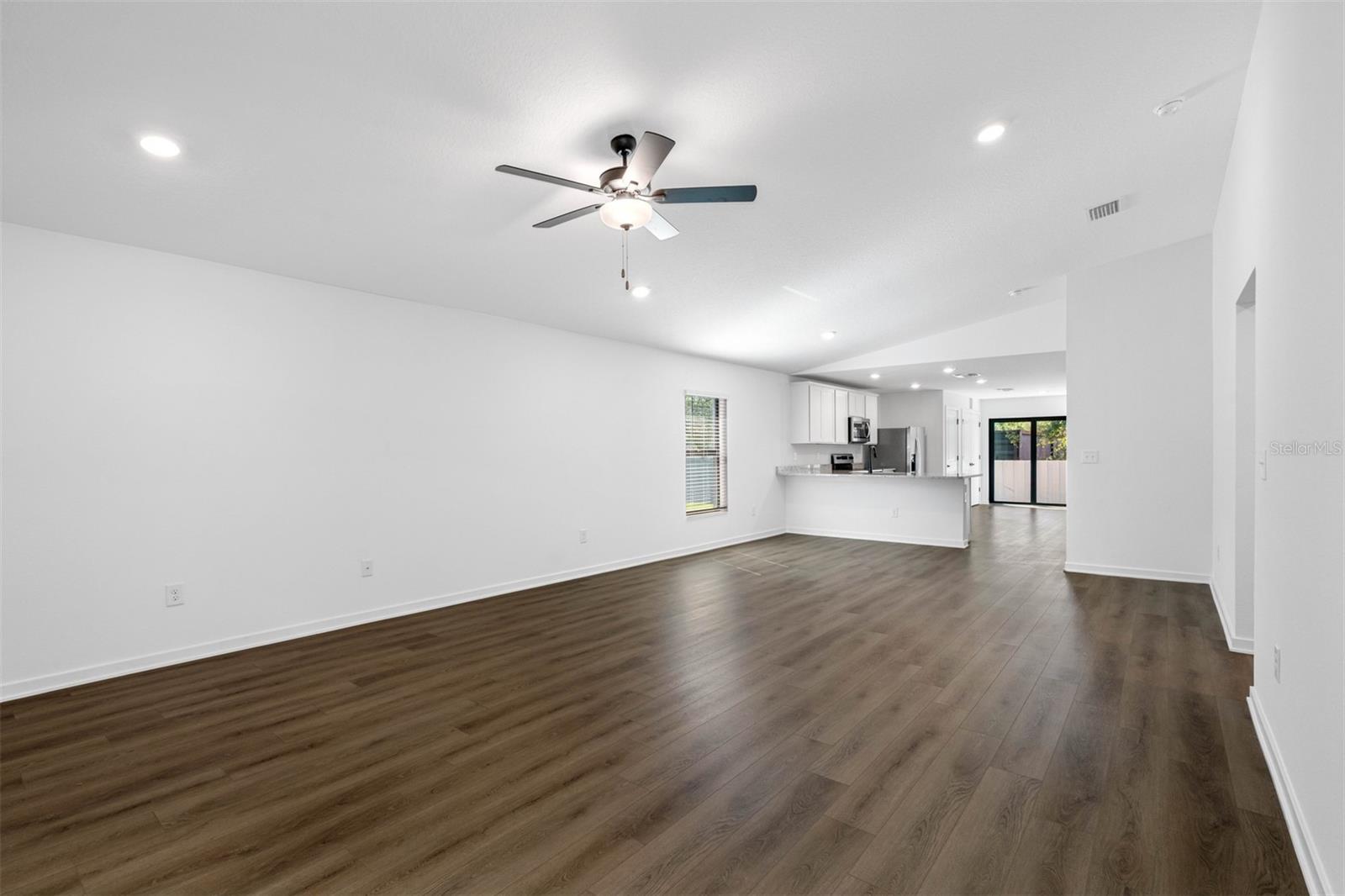 Listing photo 2 for 590 Blackthorn Dr