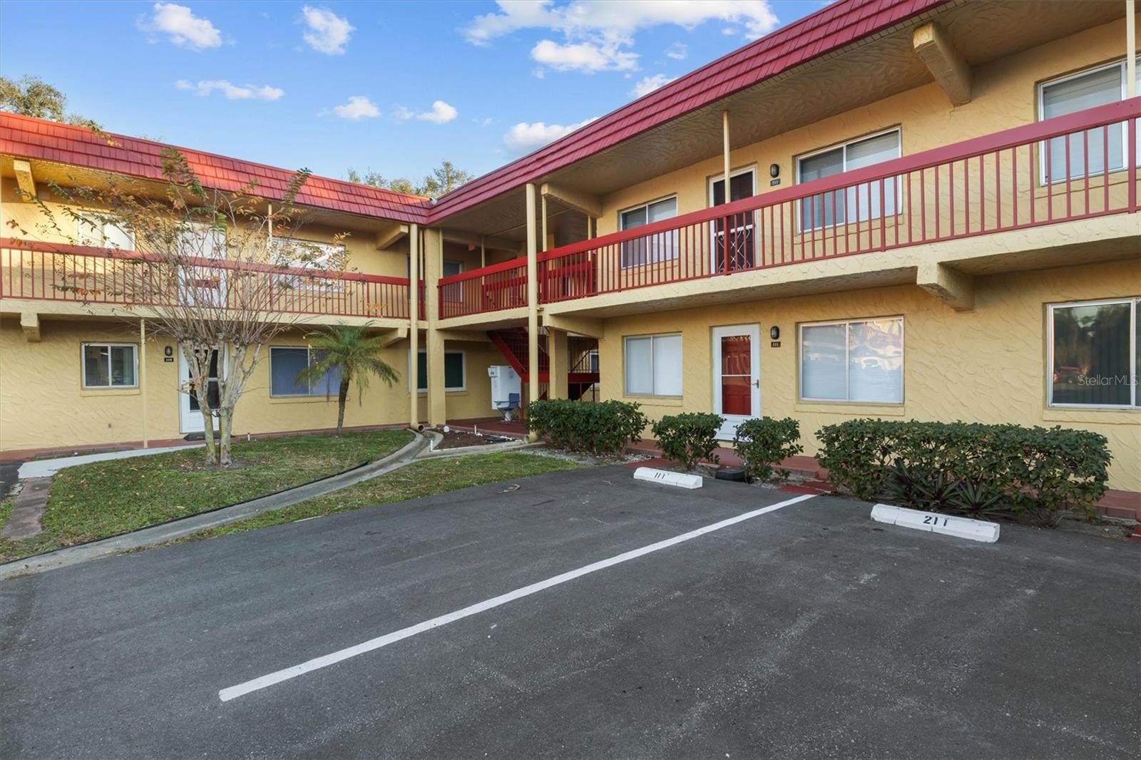 Listing photo 1 for 400 El Camino Dr #210
