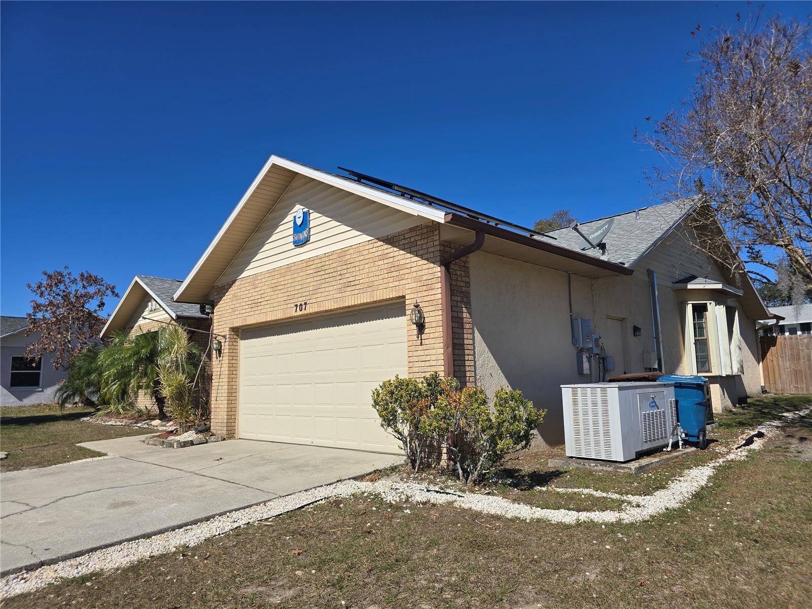 Listing photo 2 for 707 Cambridge Way