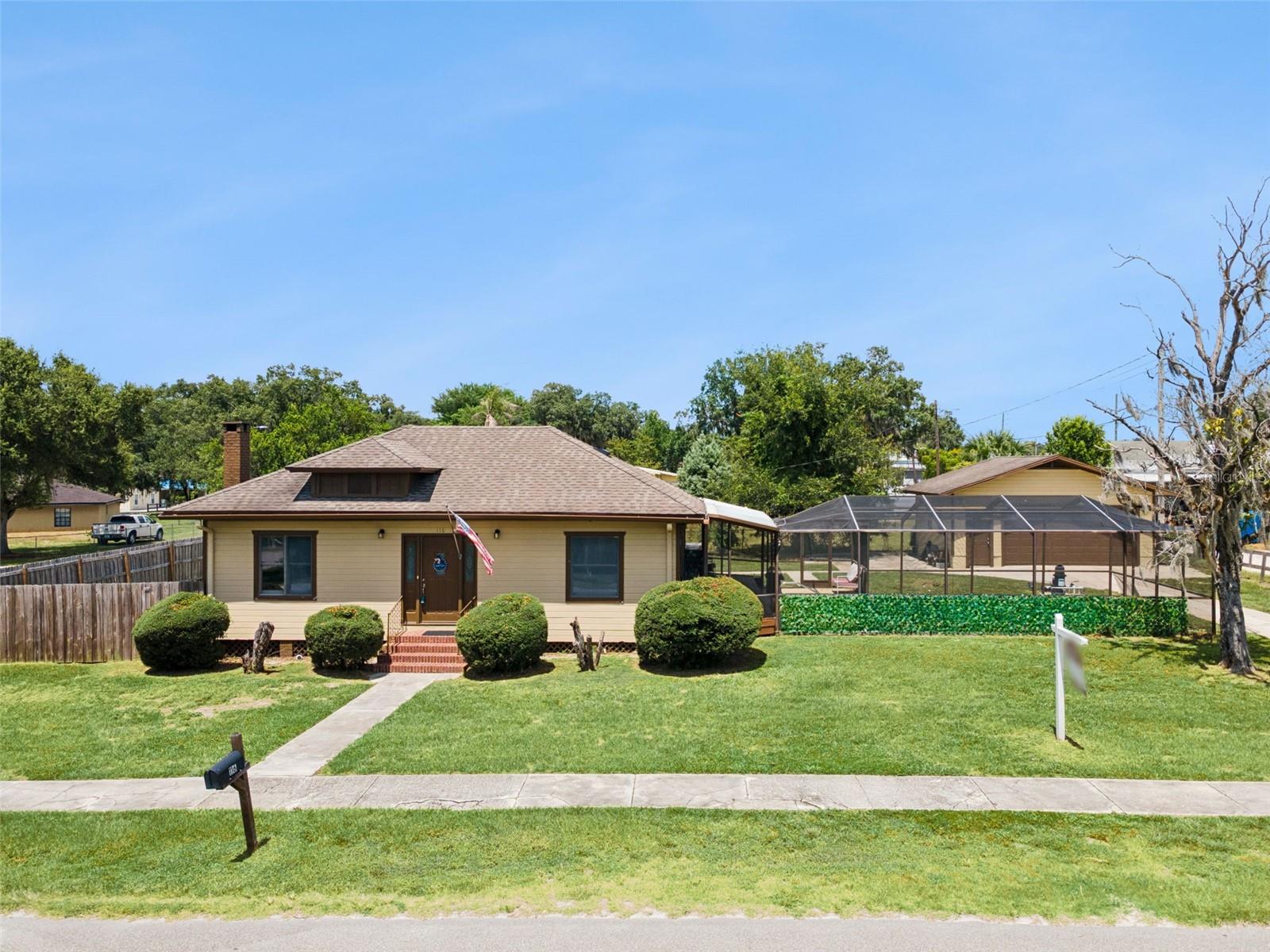 Listing photo 1 for 116 W Arborvitae Ln