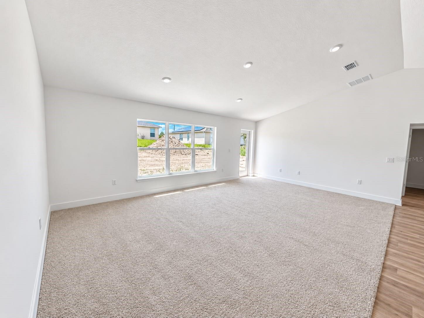Listing photo 3 for 1810 Superior Ct