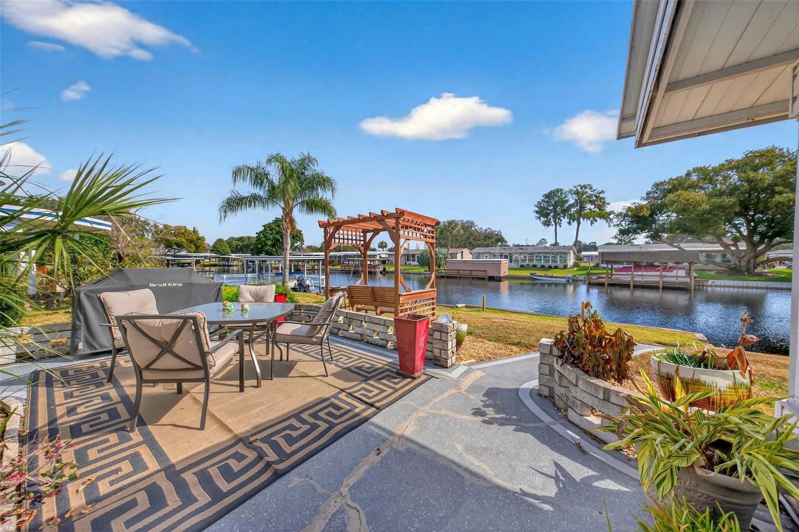 Listing photo 3 for 1018 Southland Dr