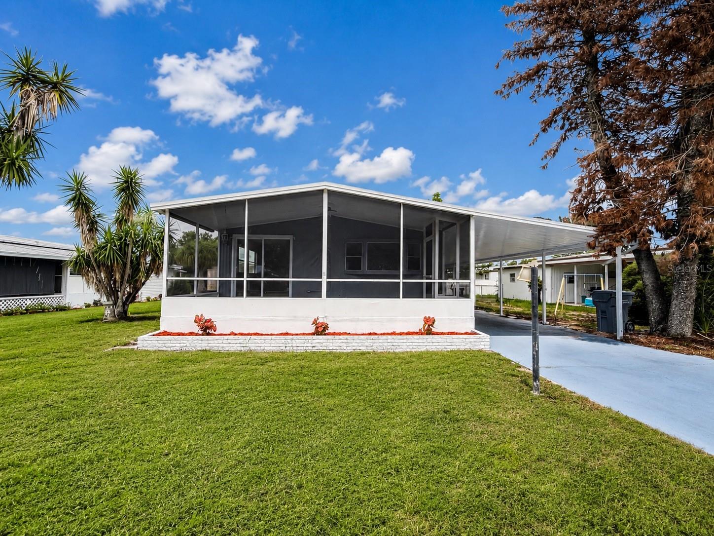 Listing photo 1 for 202 Caloosa Lake Cir S