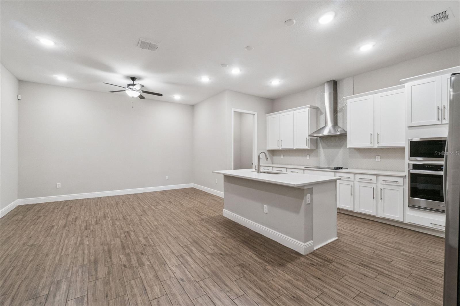 Listing photo 3 for 6447 Cyrils Dr