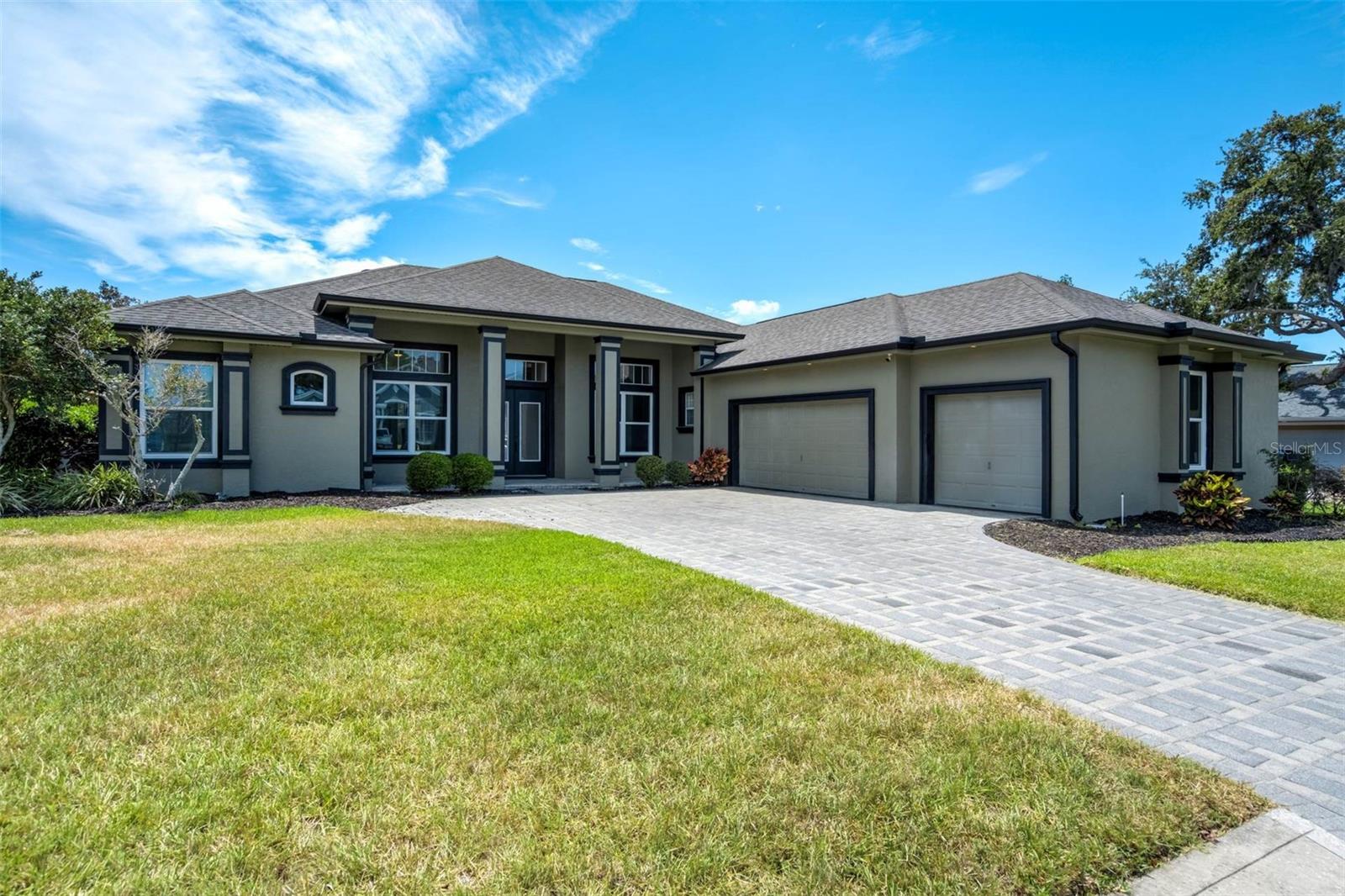 Listing photo 3 for 655 Whisper Woods Dr