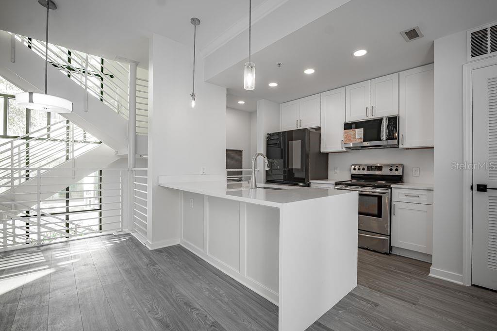 Listing photo 3 for 460 E Jackson St #2