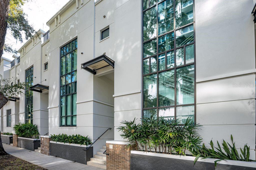 Listing photo 2 for 460 E Jackson St #2