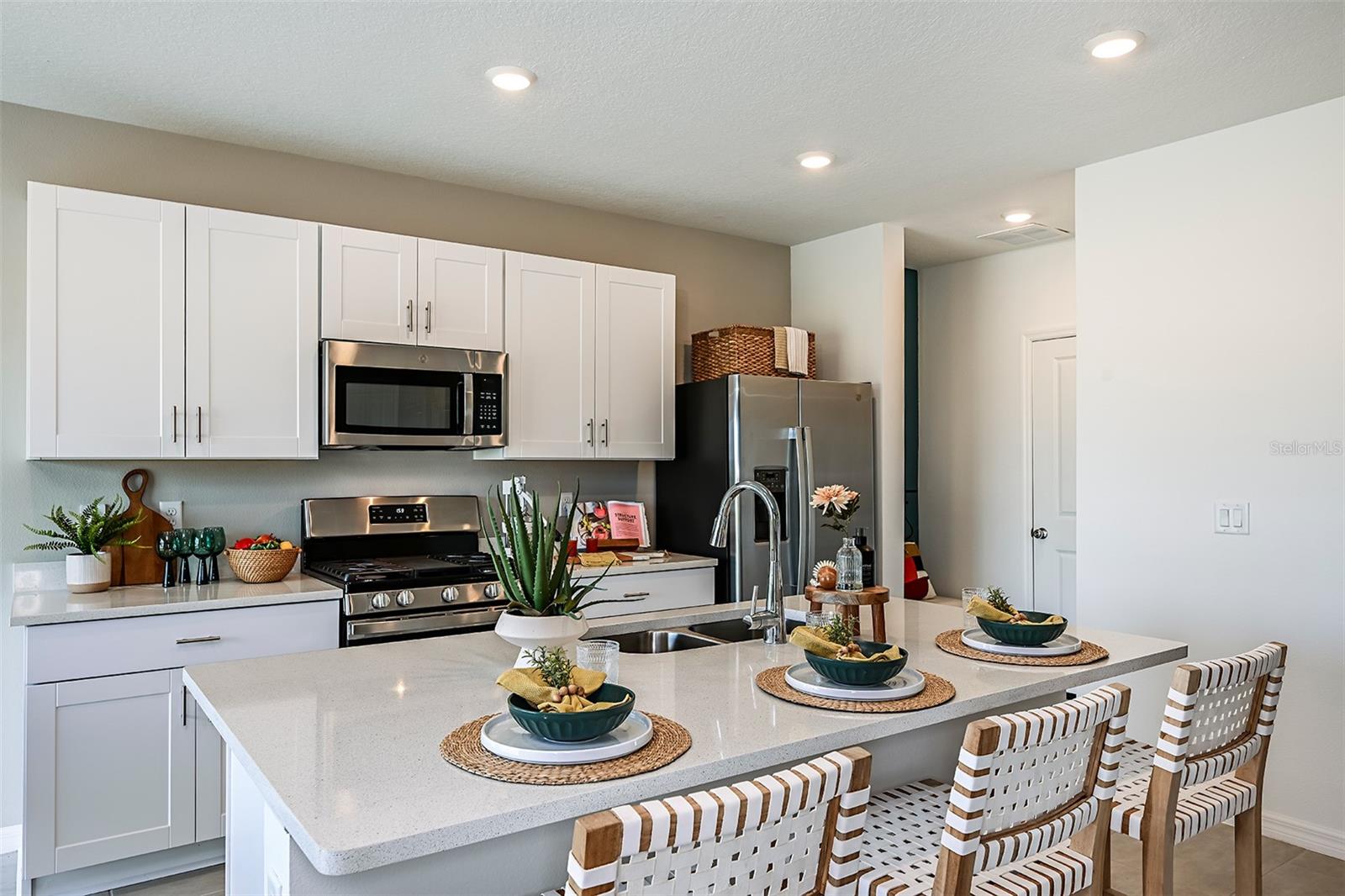 Listing photo 2 for 7677 Gemstone St
