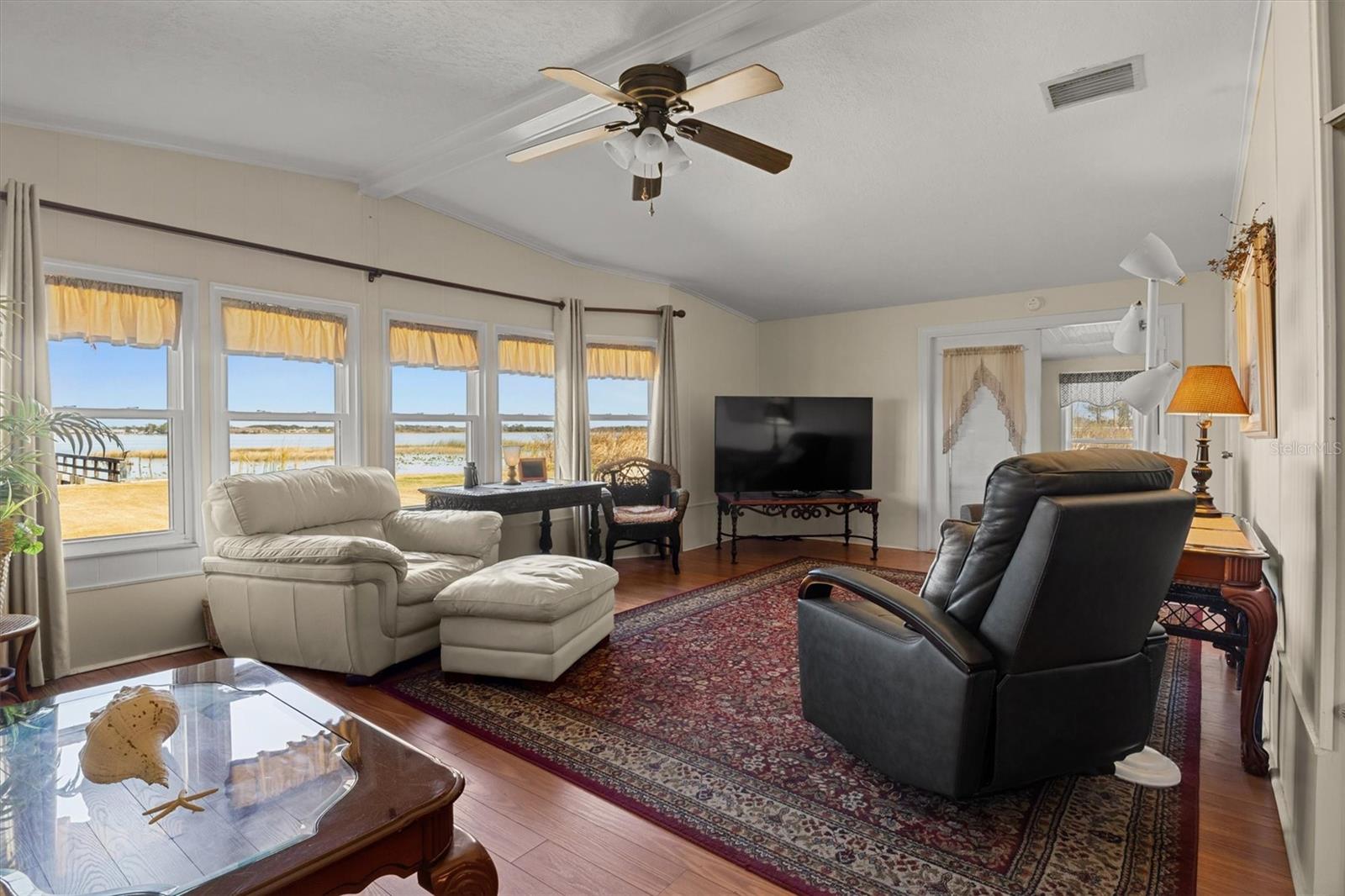 Listing photo 3 for 6825 S Lake Henry Dr Ne