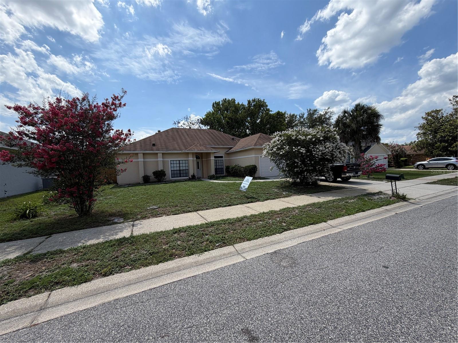 Listing photo 1 for 1009 Corkwood Dr