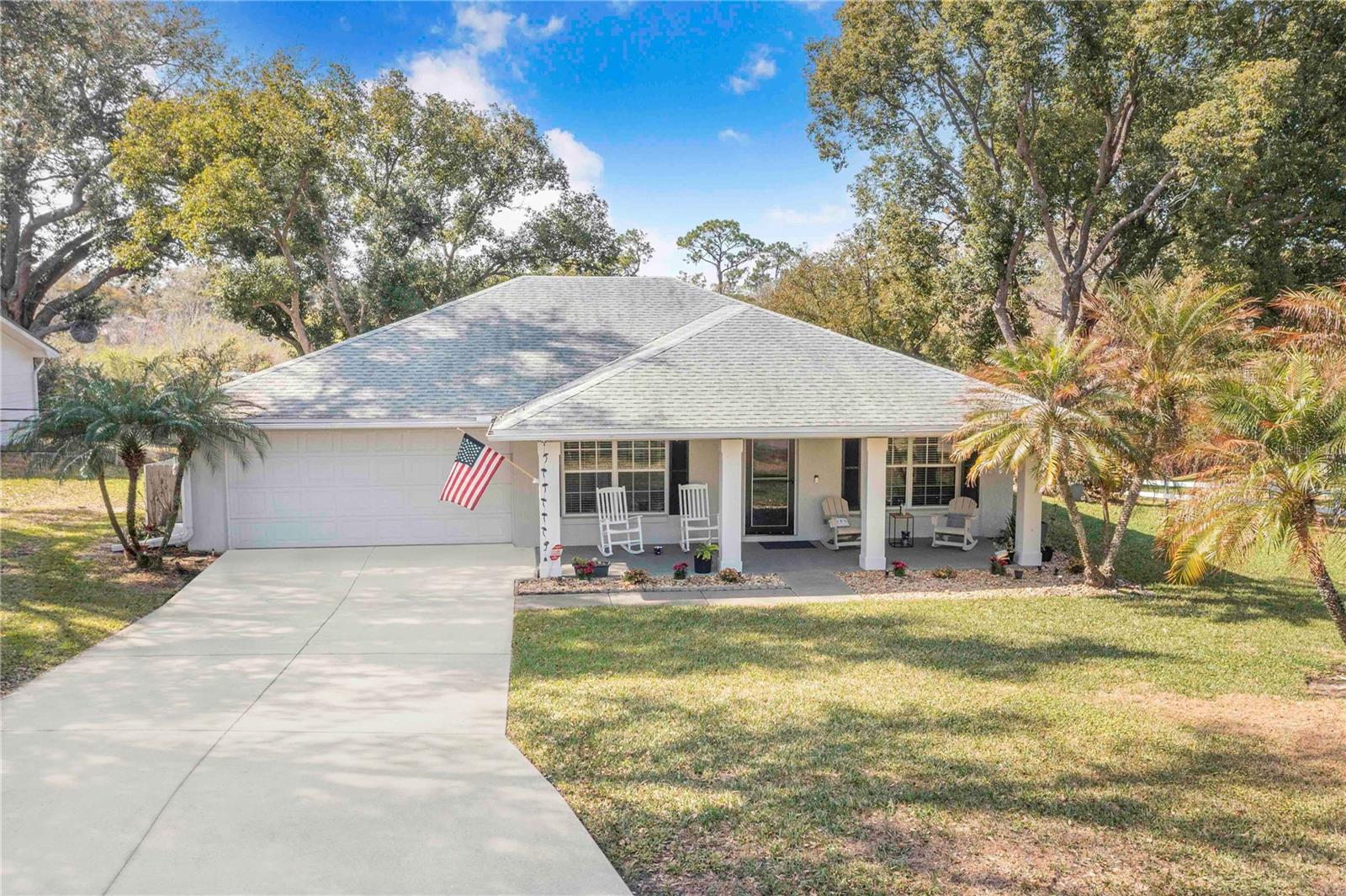 Listing photo 1 for 194 S Lake Mariam Dr