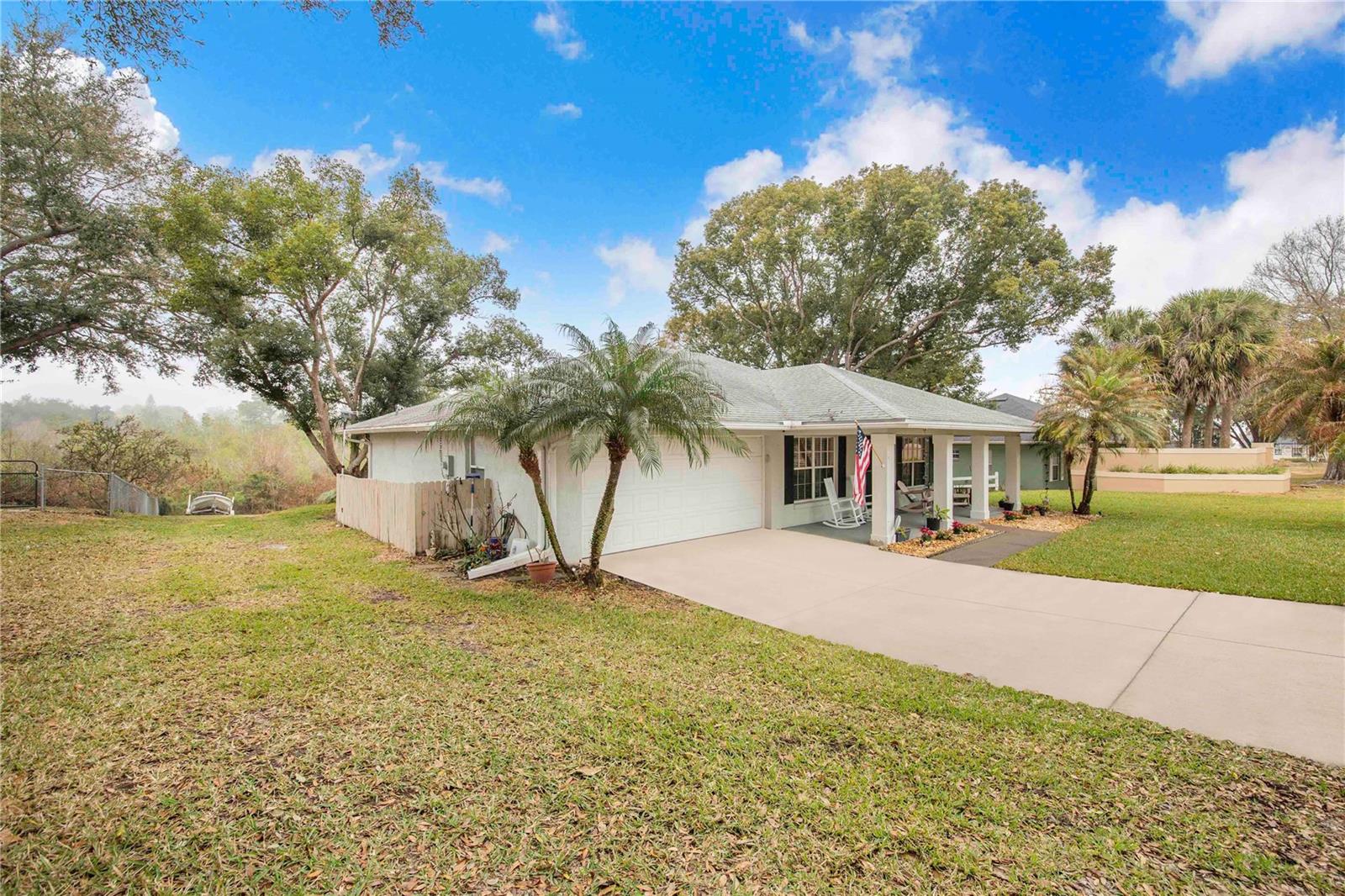 Listing photo 3 for 194 S Lake Mariam Dr