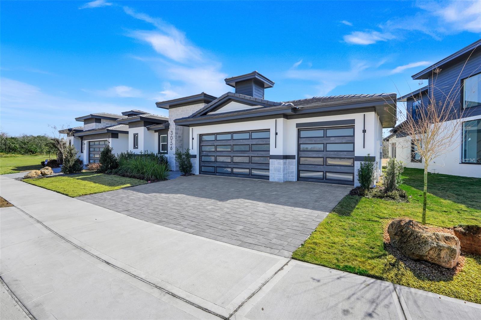 Listing photo 3 for 3056 Kensington Ave