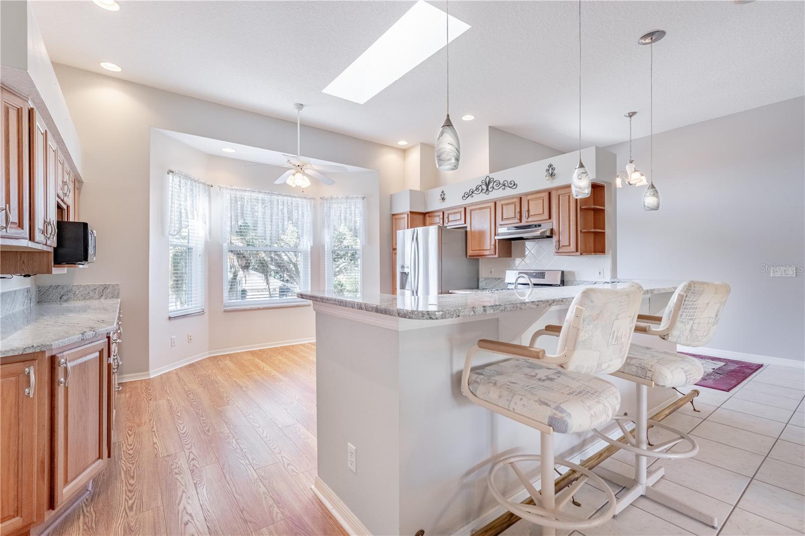 Listing photo 3 for 5732 Freeport Dr